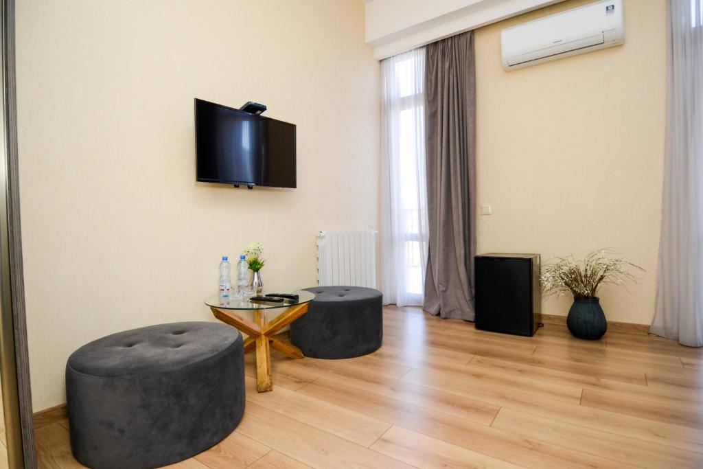 TV a/nebo společenská místnost v ubytování Hotel Avlabari Terrace