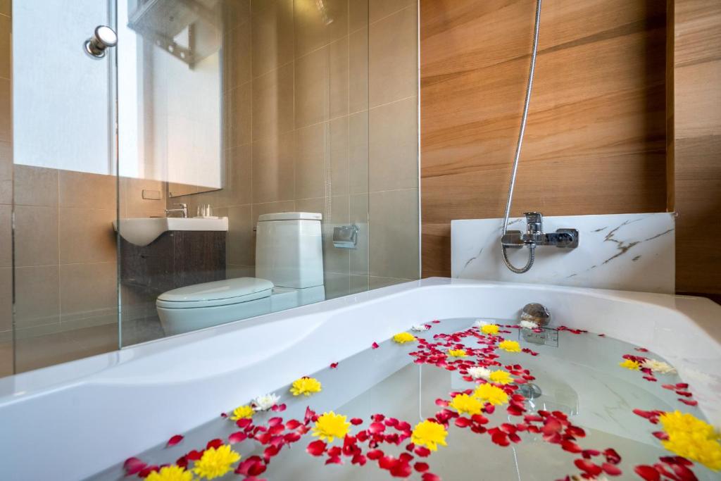 Koupelna v ubytování The Thames Pool Access Resort & Villa - SHA Extra Plus