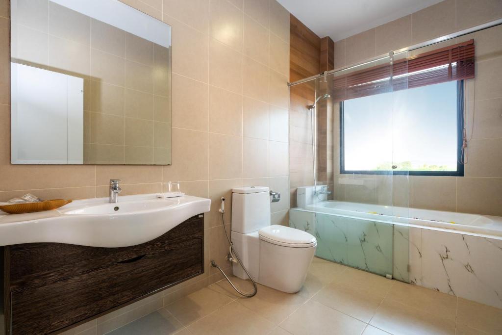 Koupelna v ubytování The Thames Pool Access Resort & Villa - SHA Extra Plus