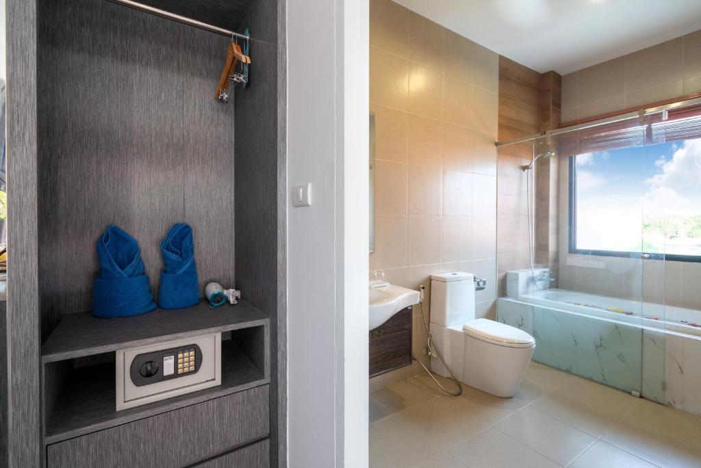 Postel nebo postele na pokoji v ubytování The Thames Pool Access Resort & Villa - SHA Extra Plus