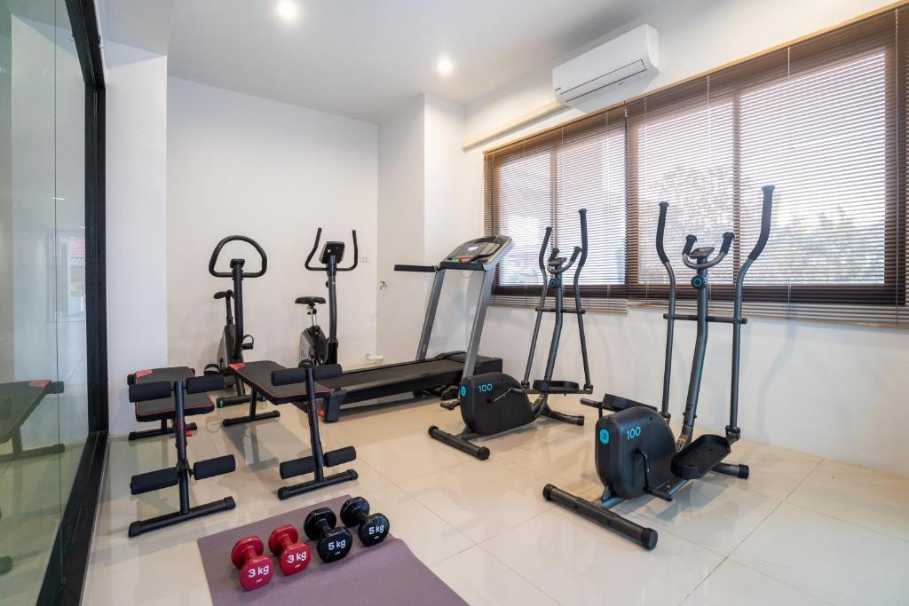 Fitness centrum a/nebo fitness zařízení v ubytování The Thames Pool Access Resort & Villa - SHA Extra Plus