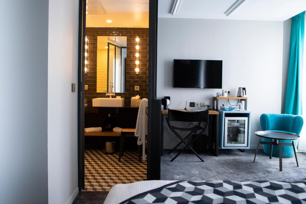 a bedroom with a mirror and a desk in a room at Terrass&quot; Hotel in Paris