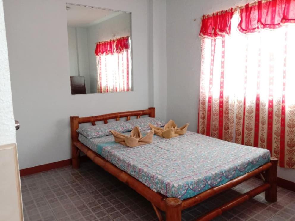 ein Schlafzimmer mit einem Bett mit zwei Kissen darauf in der Unterkunft Cebu Guest Inn in Cebu City