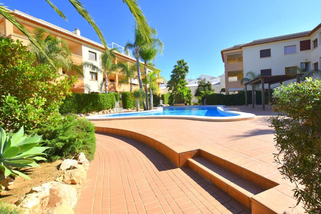 a courtyard with a swimming pool in a building at Apartamento Benvinguts I in Jávea
