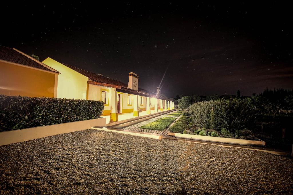 uma casa à noite com as luzes acesas em Monte do Brejinho de Água no Carvalhal