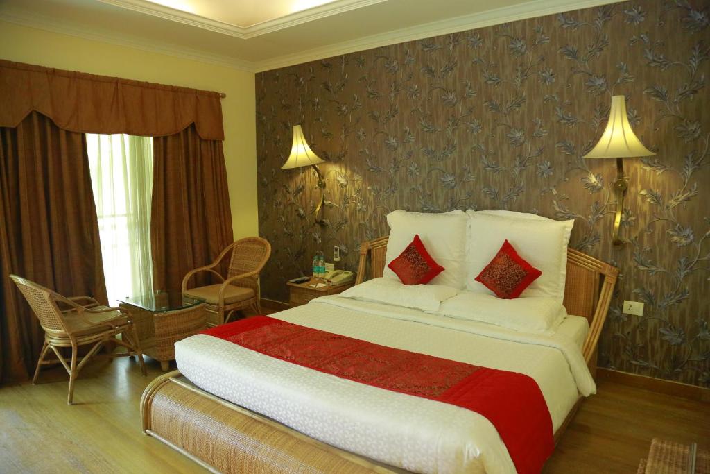 Postel nebo postele na pokoji v ubytování SAJ Earth Resort & Convention Center , Kochi
