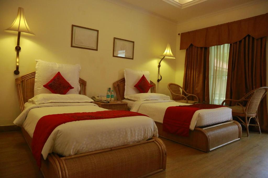 Postel nebo postele na pokoji v ubytování SAJ Earth Resort & Convention Center , Kochi