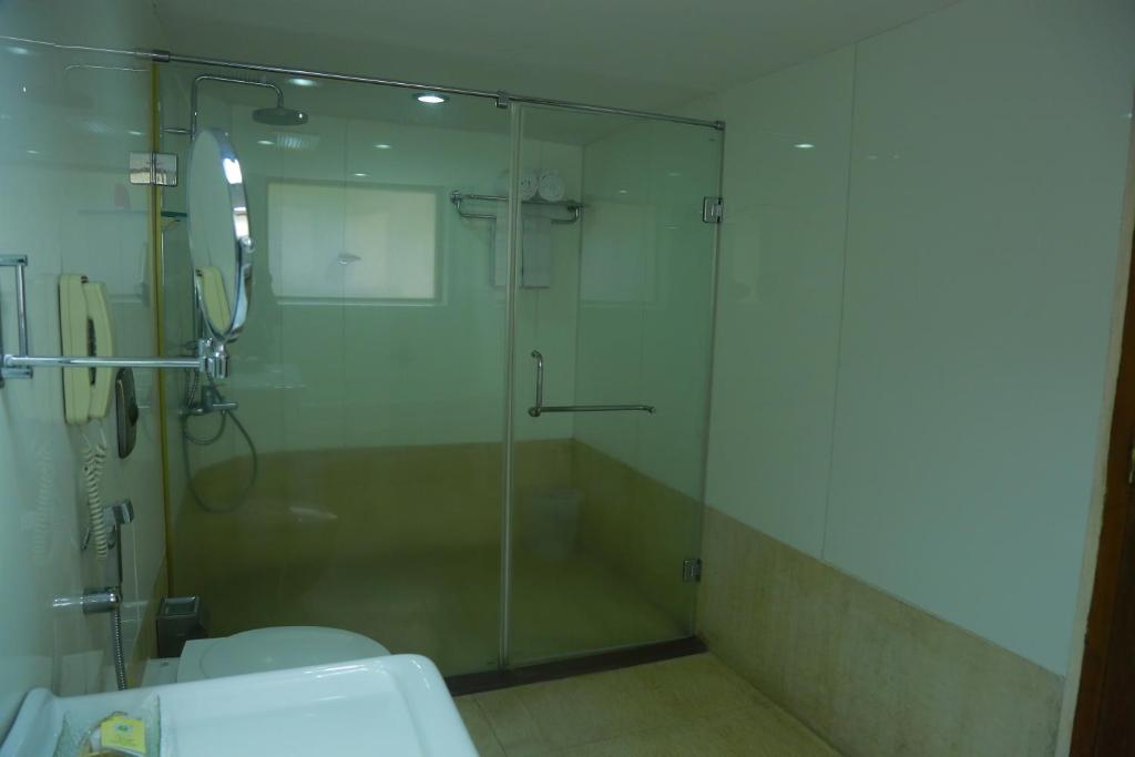 Koupelna v ubytování SAJ Earth Resort & Convention Center , Kochi