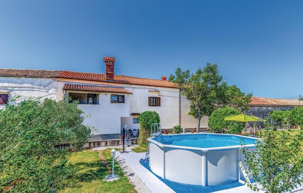 a house with a swimming pool in a yard at Apartment Dragica 1492 in Vodnjan