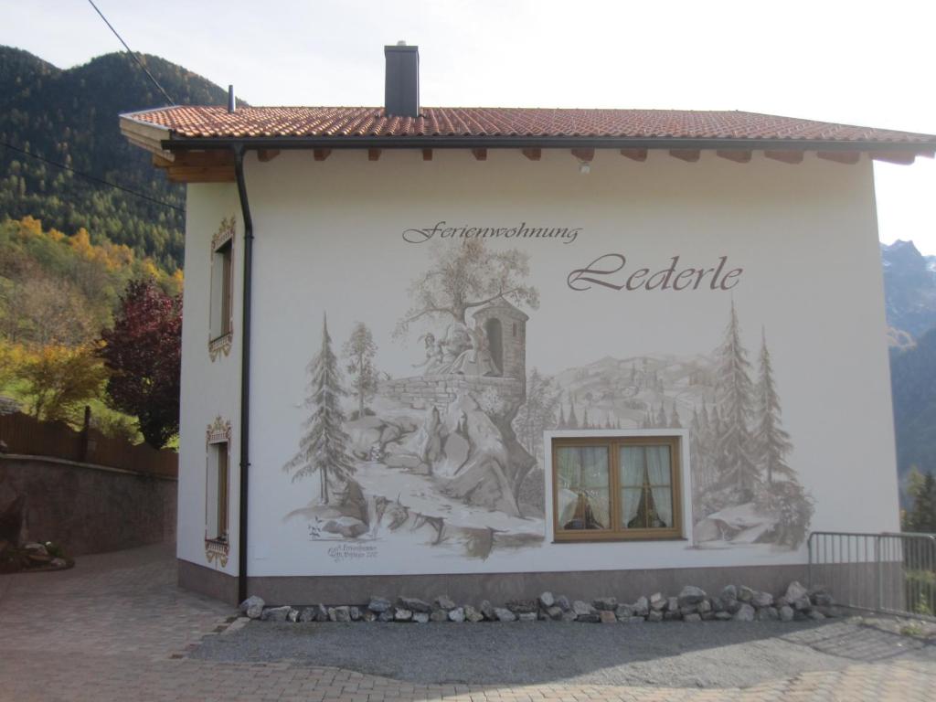 ein Wandbild an der Seite eines Gebäudes in der Unterkunft Ferienwohnung Lederle Maria-Luise in Jerzens