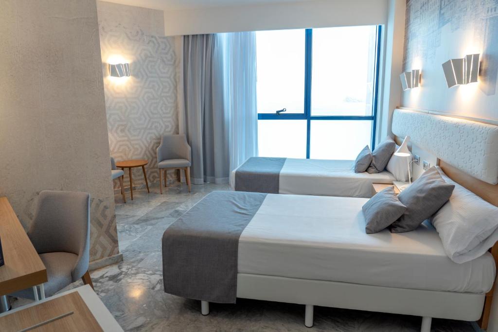 Кровать или кровати в номере Hotel Madeira Centro