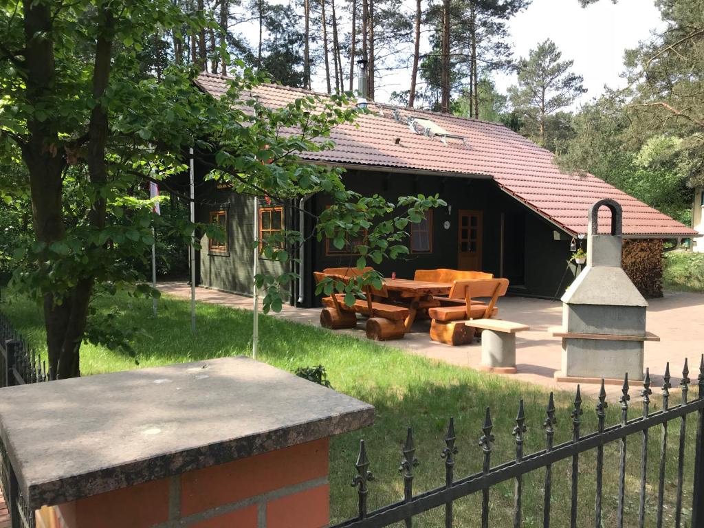 una casa con una mesa y una valla en Domizil Katharina, en Borkwalde