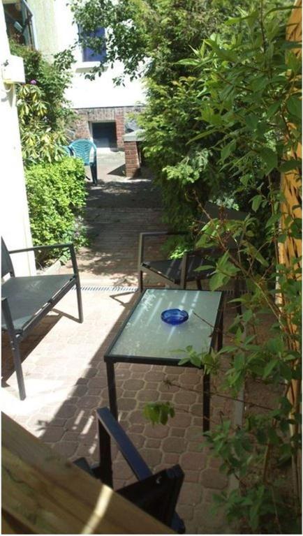 einen Tisch und Stühle auf einer Terrasse mit einer Bank in der Unterkunft Ferienwohnung Kati in Zinnowitz