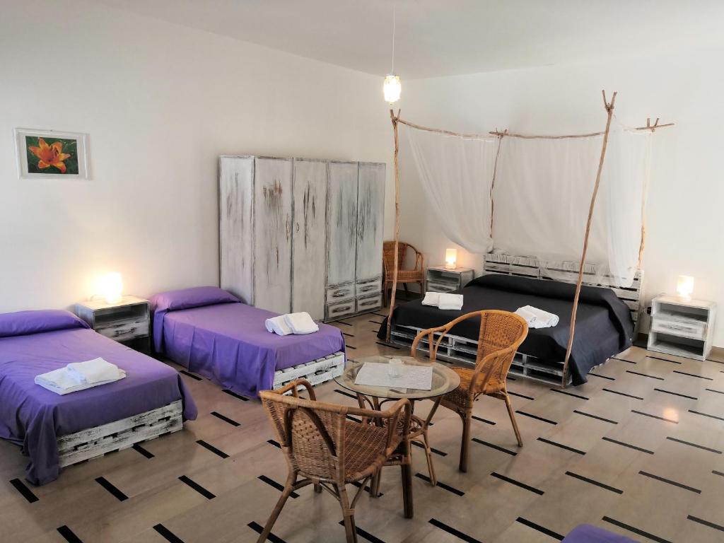 een kamer met 2 bedden en een tafel en stoelen bij Casa Vacanze La Villa in Morino