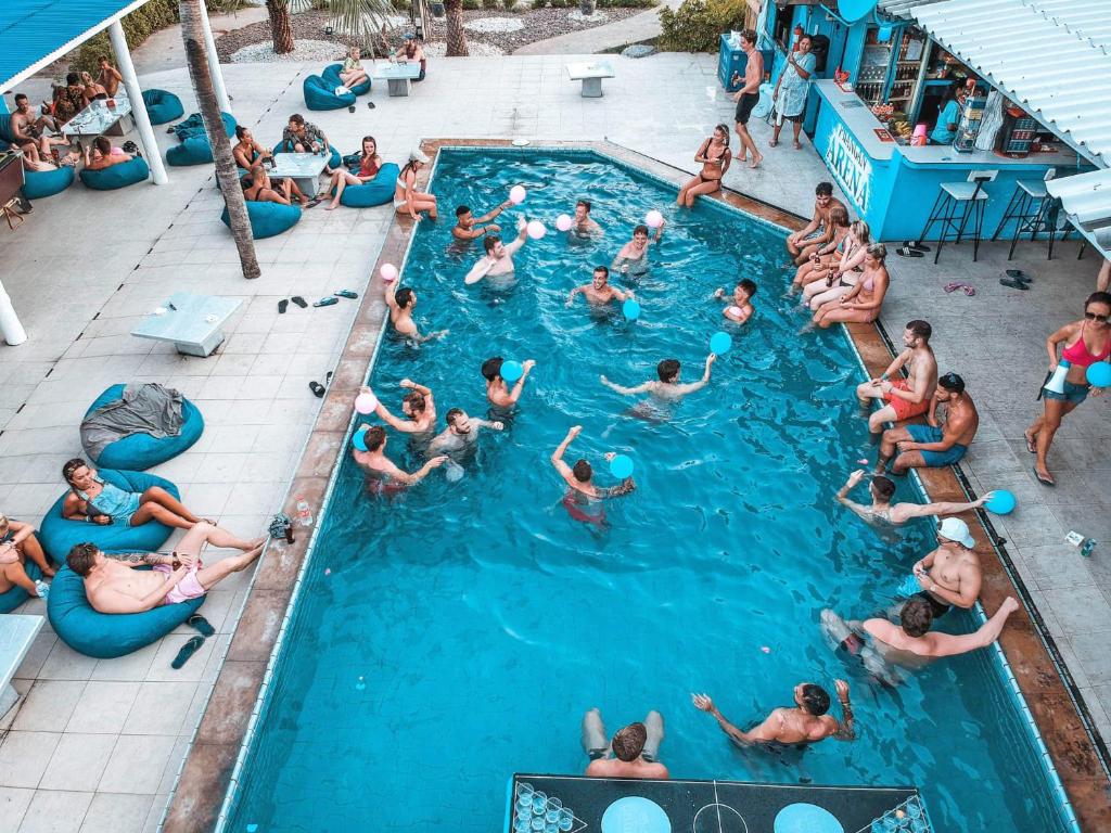 un grupo de personas en la piscina de un complejo en Phangan Arena Hostel en Baan Tai