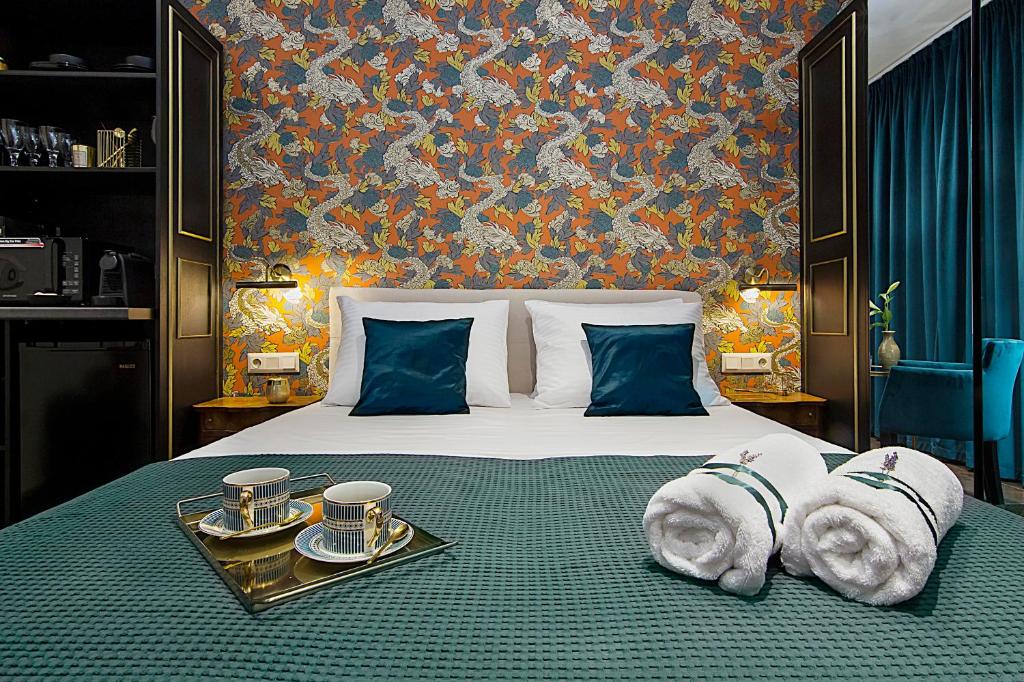 ein Hotelzimmer mit einem Bett mit Handtüchern darauf in der Unterkunft Athens Imperial Suites - Luxury Living in Athen