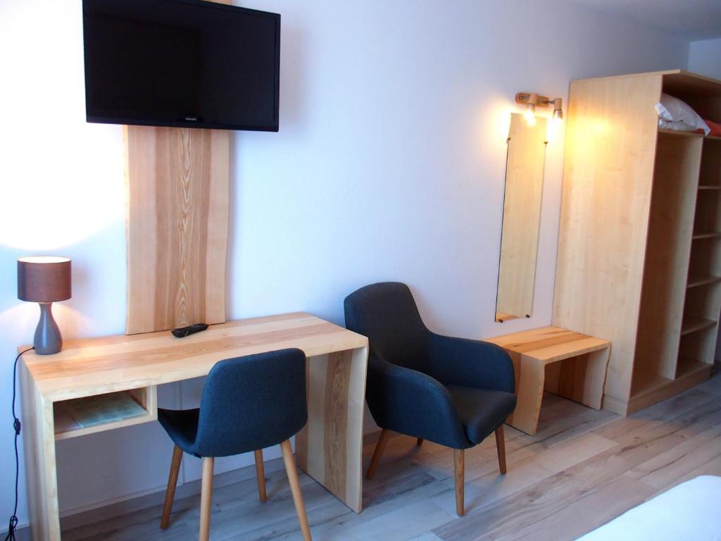 TV a/nebo společenská místnost v ubytování Logis Hôtel Restaurant Hostellerie de l'Étoile