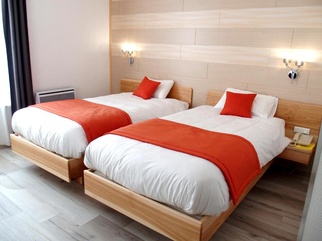 Postel nebo postele na pokoji v ubytování Logis Hôtel Restaurant Hostellerie de l'Étoile