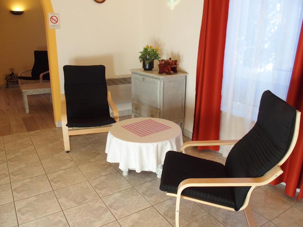 TV a/nebo společenská místnost v ubytování Logis Hôtel Restaurant Hostellerie de l'Étoile