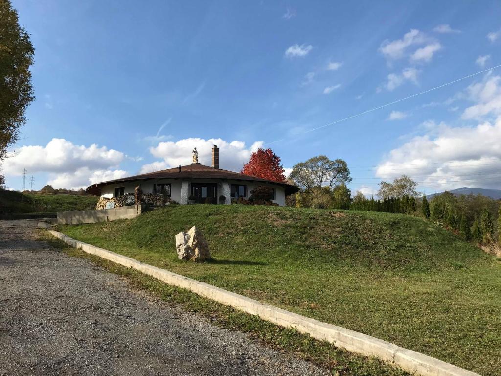 uma casa no topo de uma colina relvada em Dovolenkový dom Dubak em Lopej