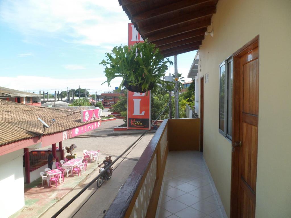 uma varanda de um edifício com vista para uma rua em Hotel Princesa Katia em Necoclí