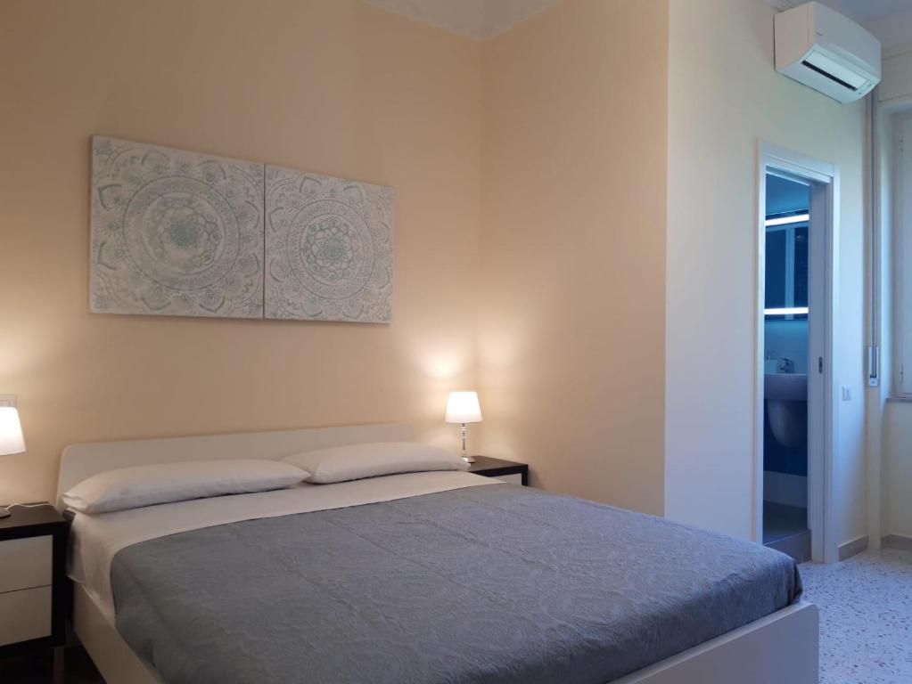 - une chambre avec un lit et 2 lampes dans l'établissement Casa Umberto, à Salerne