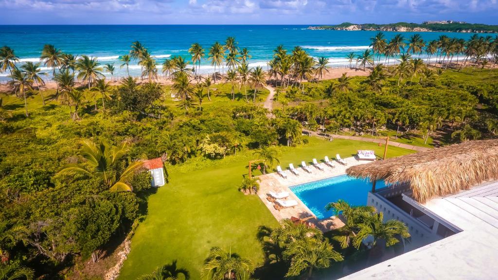 una vista aérea de un complejo con piscina y playa en Selectum Hacienda Punta Cana en Punta Cana
