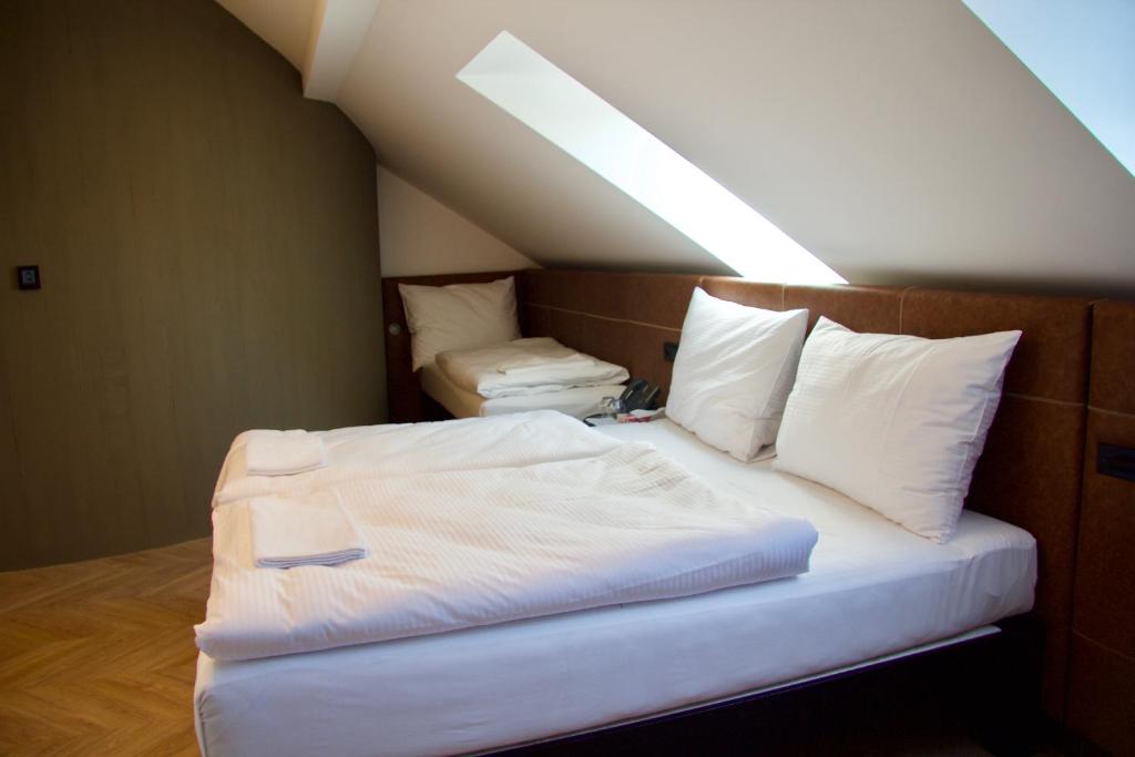Postel nebo postele na pokoji v ubytování Chevron Hotel