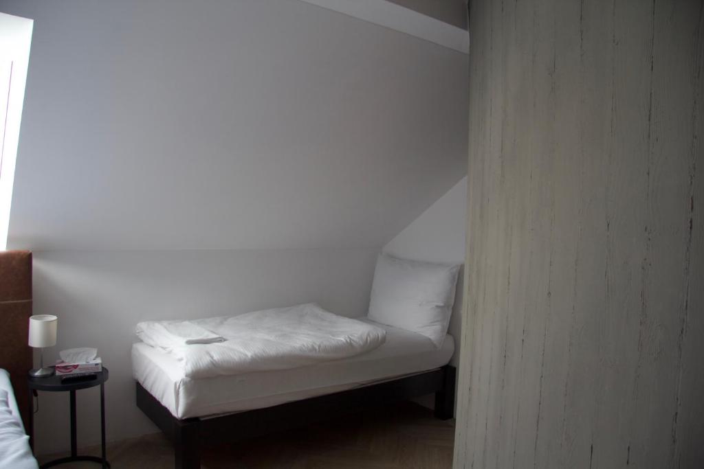 Postel nebo postele na pokoji v ubytování Chevron Hotel