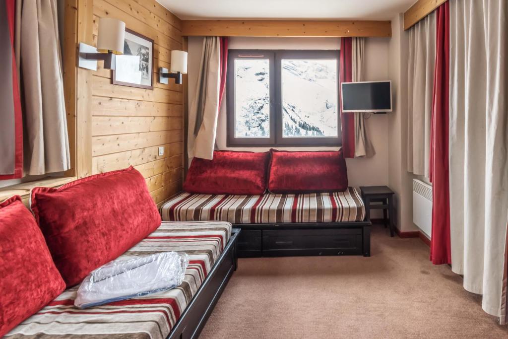 a living room with a couch and a window at Residences Quartier Falaise - maeva Home in Avoriaz