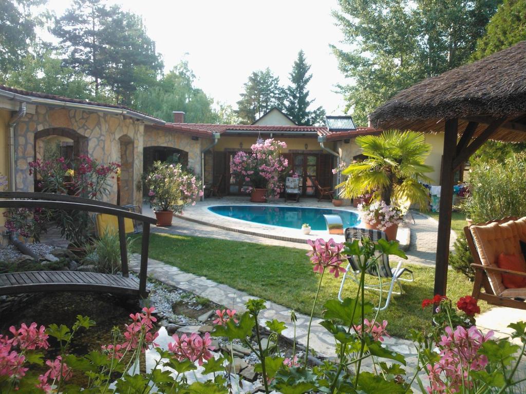 a house with a swimming pool in a yard at Mediterrán Apartmanház Szántód in Szántód