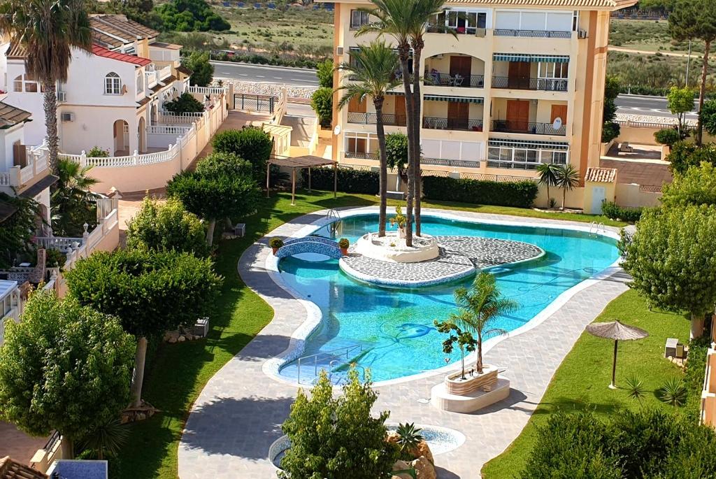 uma vista superior de uma piscina num resort em Studio Parque Mar em La Mata