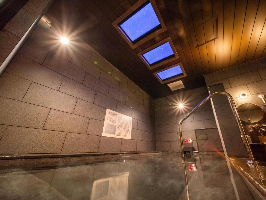 uma casa de banho com uma banheira com vapor a sair dela em Super Hotel Premier Akihabara em Tóquio