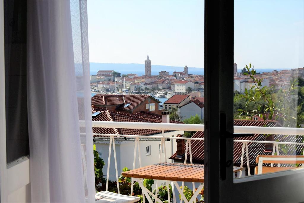 Balkón alebo terasa v ubytovaní Rab City View Rooms