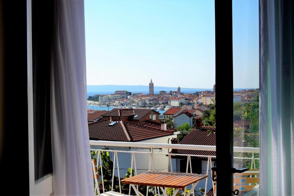 Balkón alebo terasa v ubytovaní Rab City View Rooms