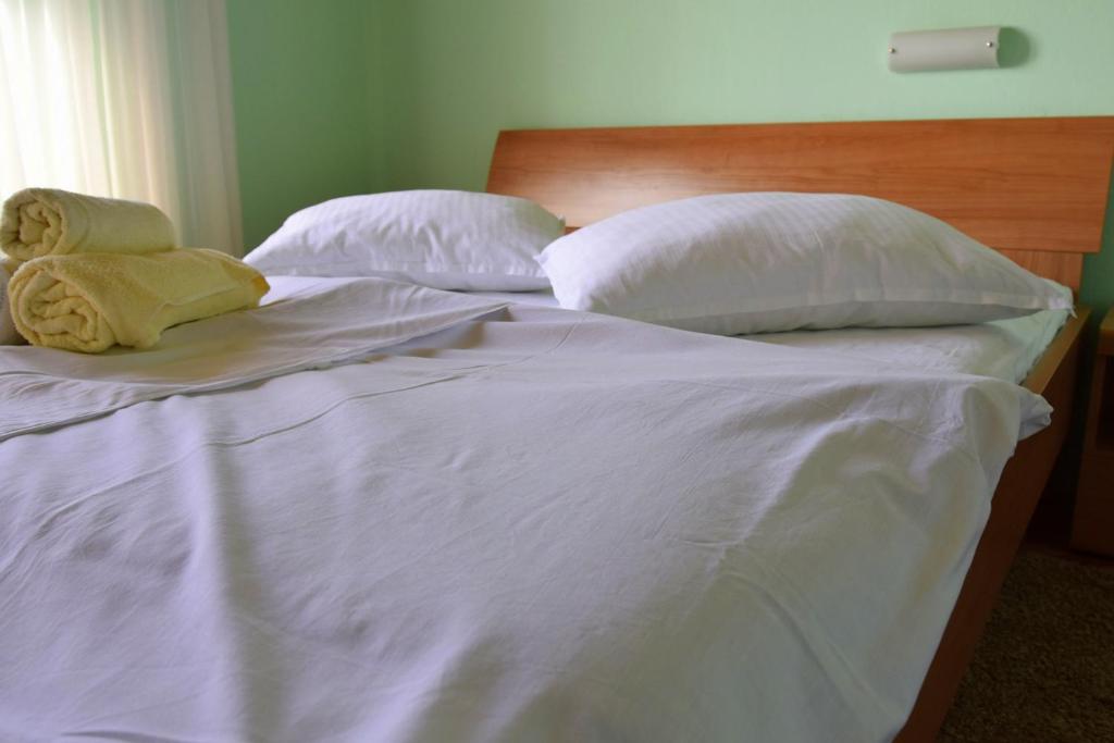Posteľ alebo postele v izbe v ubytovaní Rab City View Rooms