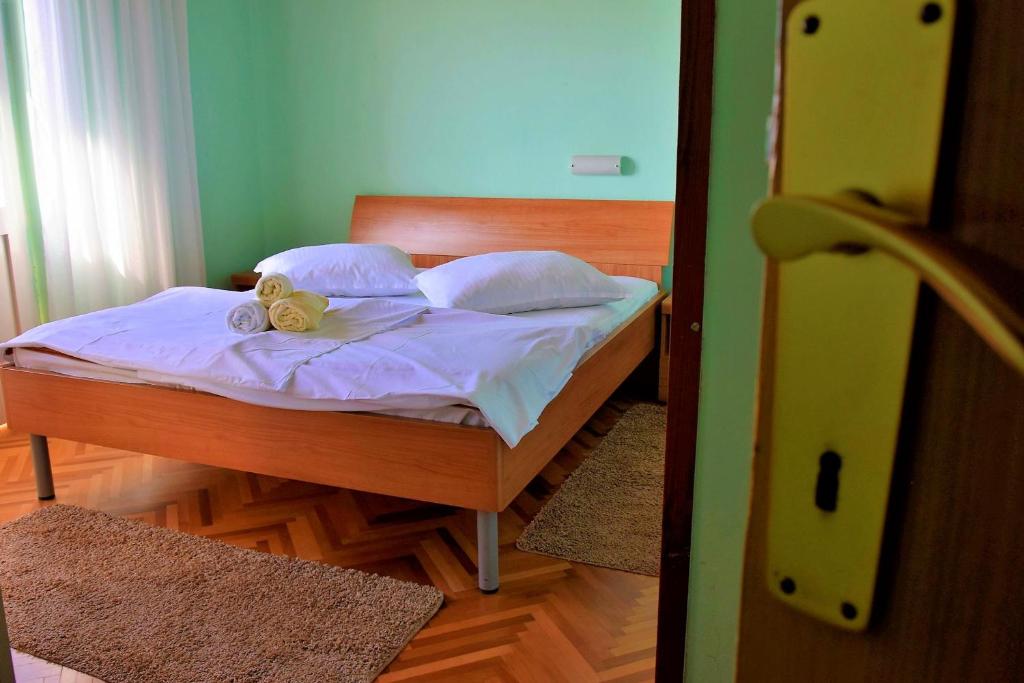 Posteľ alebo postele v izbe v ubytovaní Rab City View Rooms