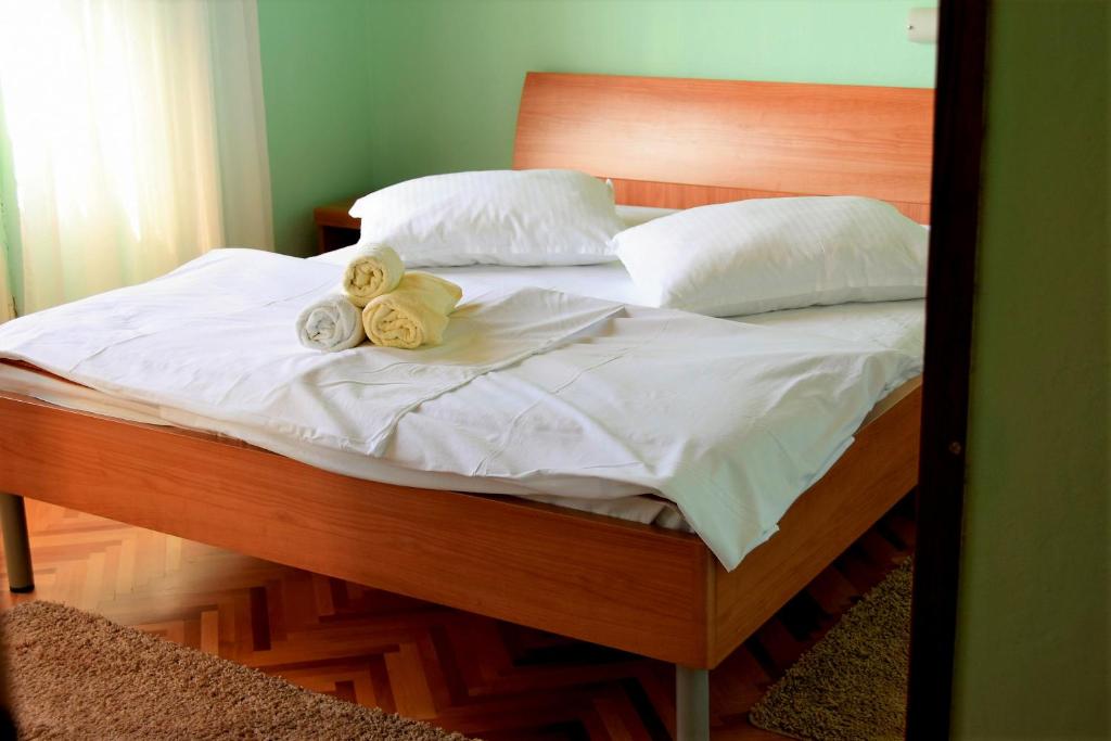 Posteľ alebo postele v izbe v ubytovaní Rab City View Rooms