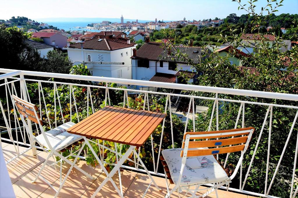 Balkón alebo terasa v ubytovaní Rab City View Rooms