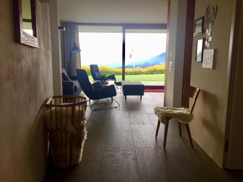 Posezení v ubytování Casa Admisa, spektakuläre Aussicht, Ski in and out, hochwertige Einrichtung, Valserstein und Eiche