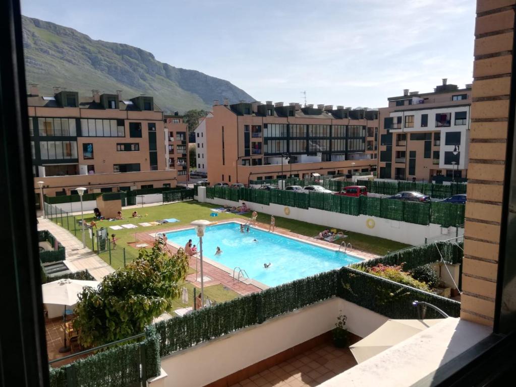 Bazén v ubytování La Xalda, apartamento con piscina a 10 km de Llanes VUT-687-AS nebo v jeho okolí