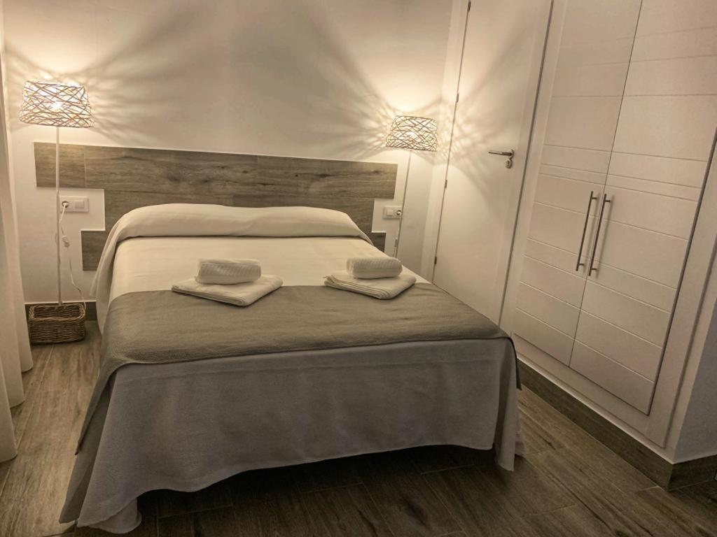 a bedroom with a bed with two towels on it at Alojamientos 4nudos in San José
