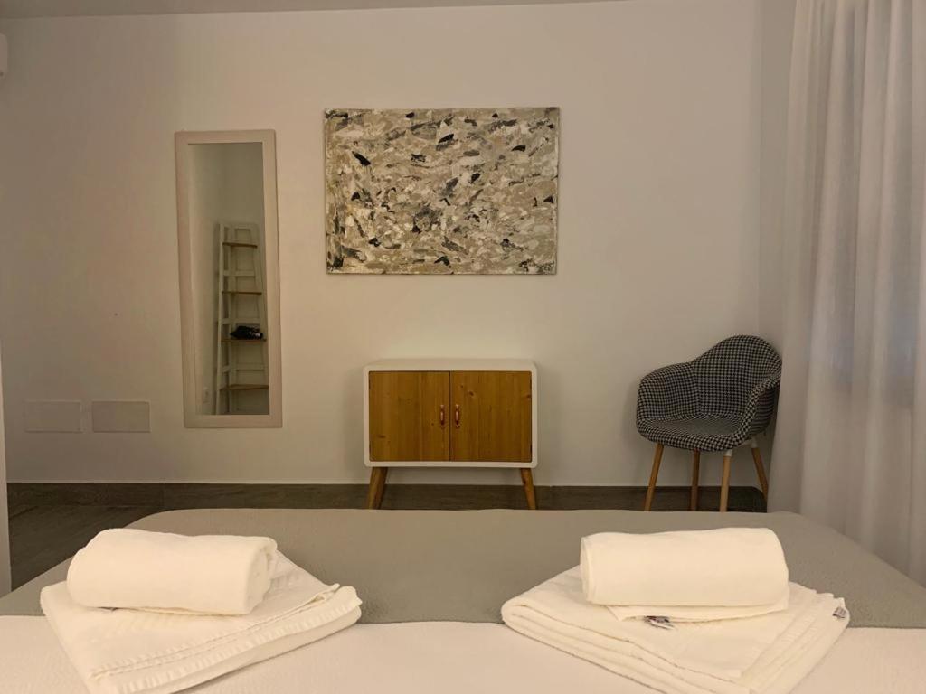 a room with a bed with two towels on it at Alojamientos 4nudos in San José