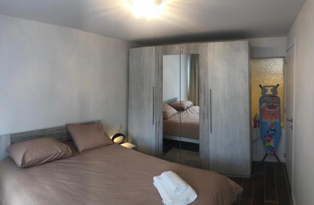 - une chambre avec un grand lit et un miroir dans l'établissement Konac, à Anvers