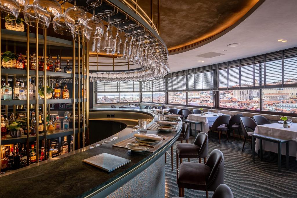 Ein Restaurant oder anderes Speiselokal in der Unterkunft Hotel Mundial 