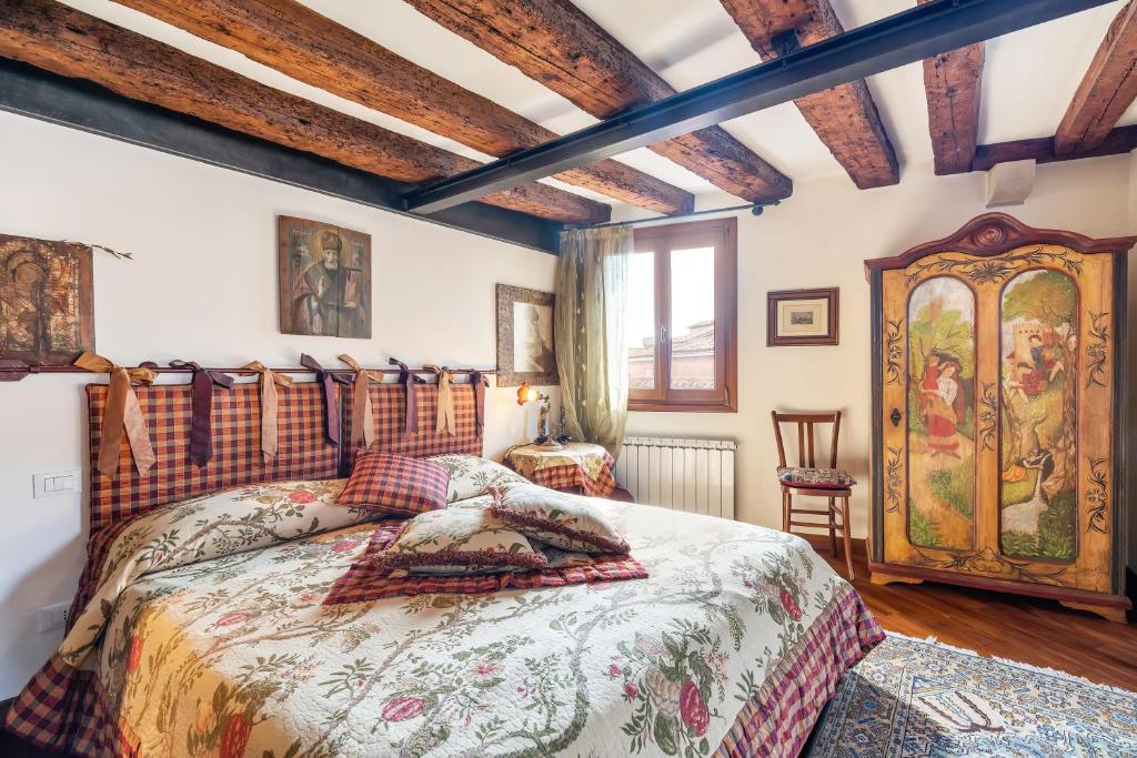 1 dormitorio con cama grande y techo de madera en Ca' dei Da Mosto Exclusive Studio en Venecia