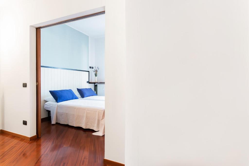 Posteľ alebo postele v izbe v ubytovaní Santa Chiara Apartment by MyHomeInComo