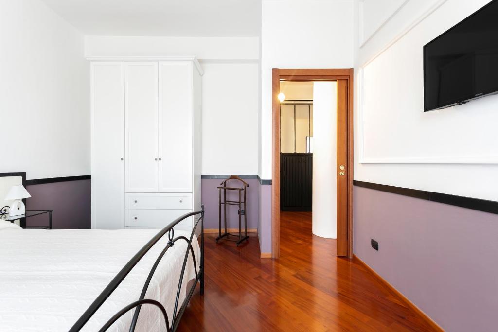 Posteľ alebo postele v izbe v ubytovaní Santa Chiara Apartment by MyHomeInComo