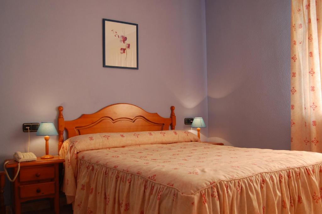A bed or beds in a room at Hotel Los Duques