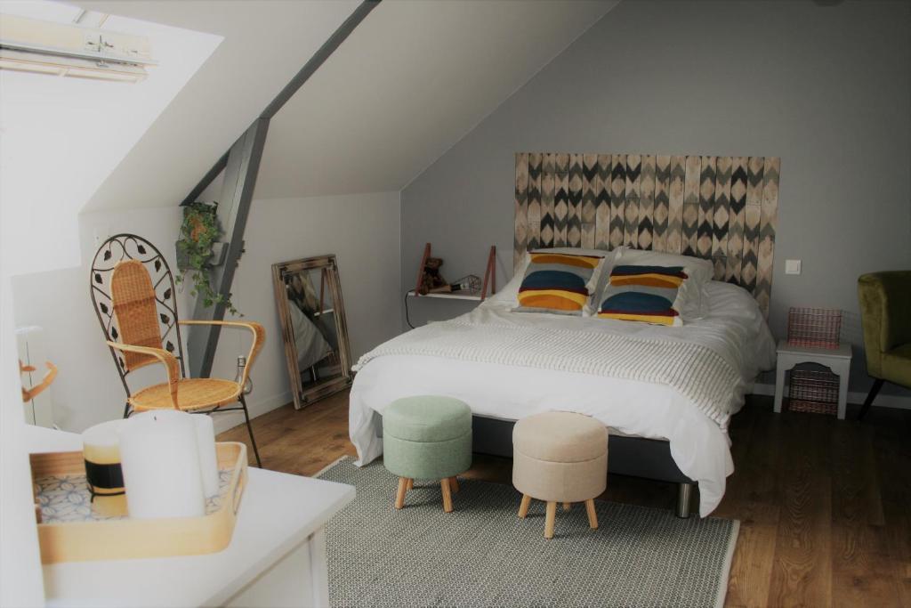 um quarto com uma cama com duas almofadas em Il était une fois Brocéliande em Saint-Malon-sur-Mel